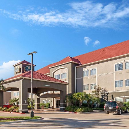 La Quinta Inn & Suites By Wyndham Mercedes Outlet Mall Exterior photo