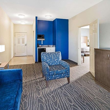 La Quinta Inn & Suites By Wyndham Mercedes Outlet Mall Room photo