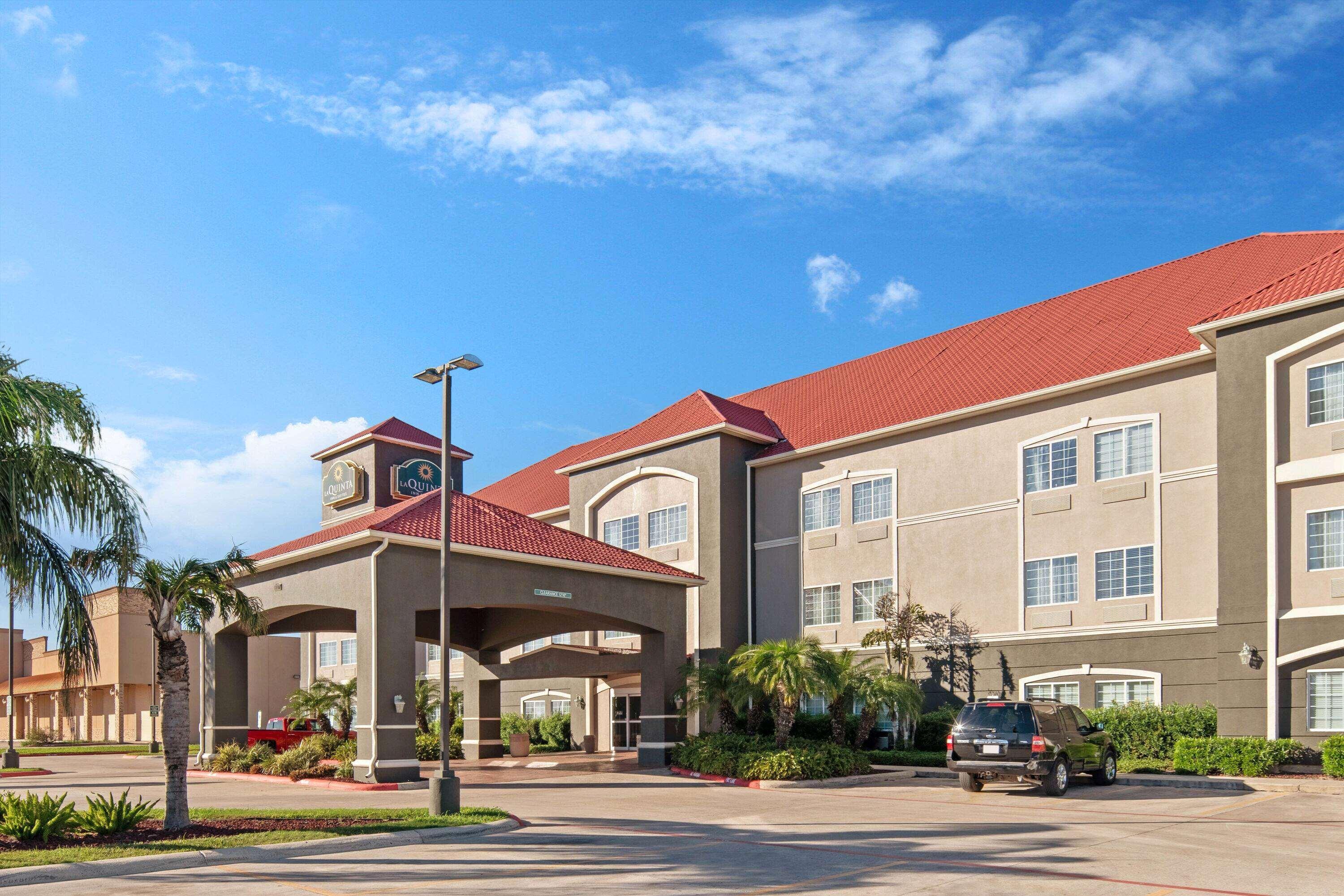 La Quinta Inn & Suites By Wyndham Mercedes Outlet Mall Exterior photo