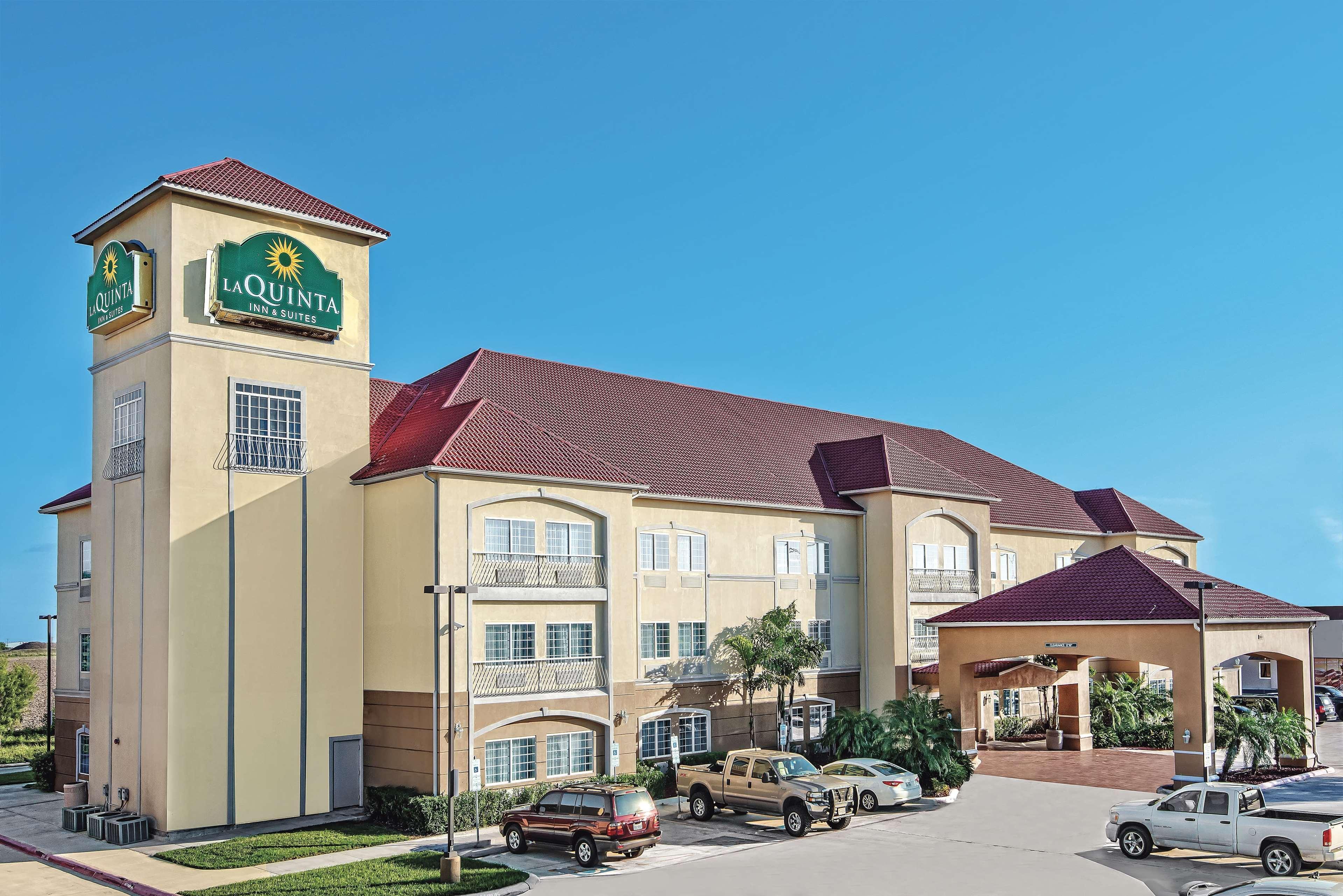 La Quinta Inn & Suites By Wyndham Mercedes Outlet Mall Exterior photo