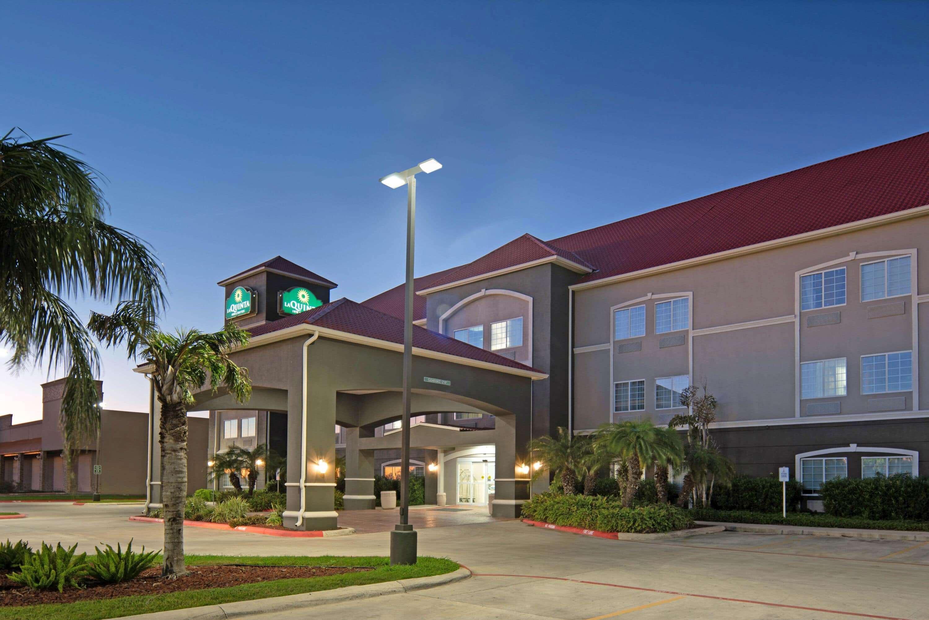 La Quinta Inn & Suites By Wyndham Mercedes Outlet Mall Exterior photo