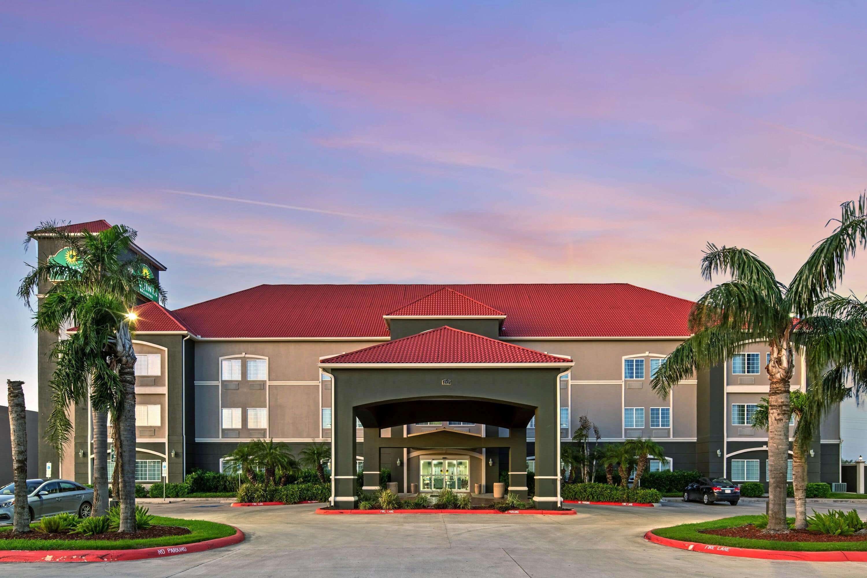 La Quinta Inn & Suites By Wyndham Mercedes Outlet Mall Exterior photo