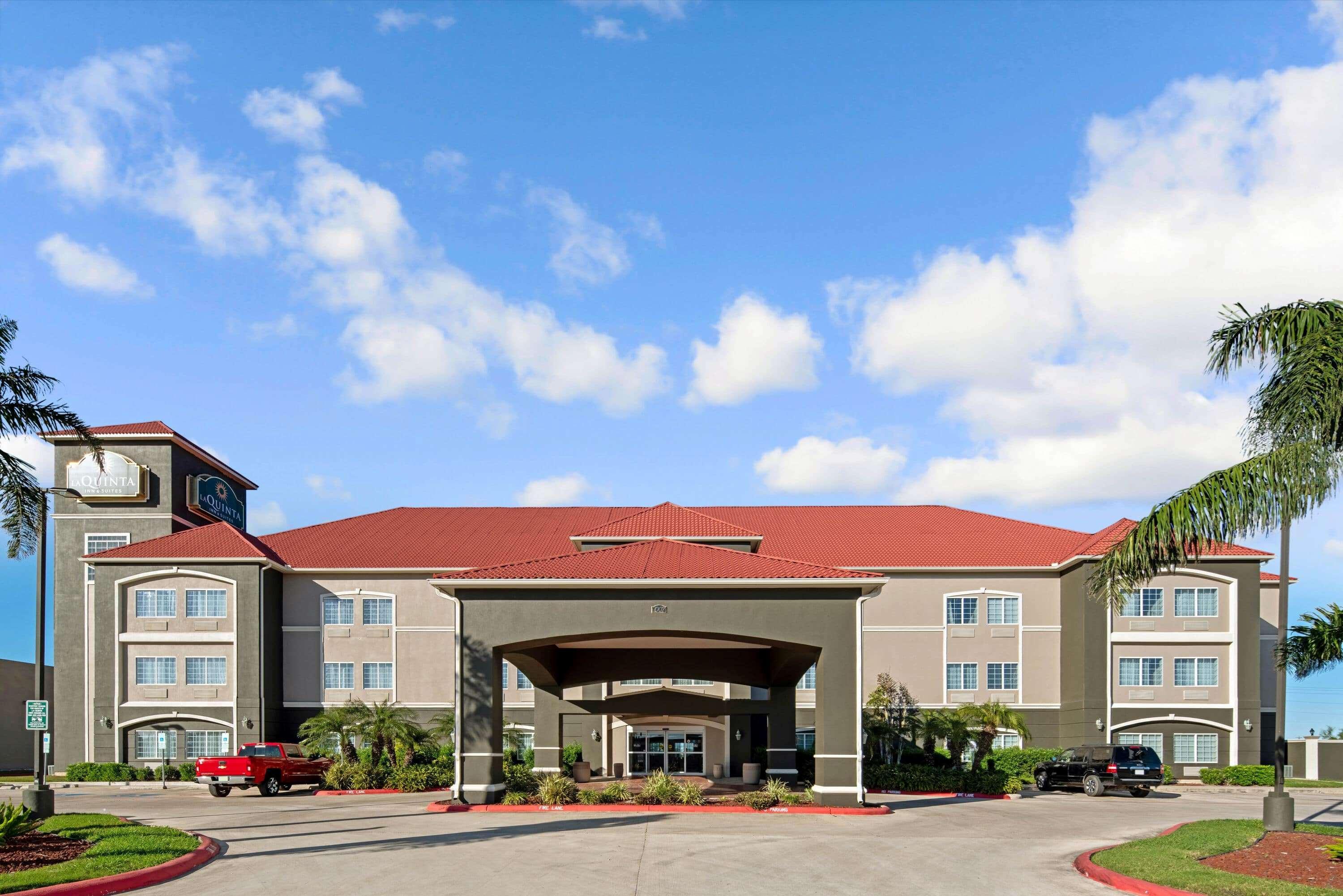 La Quinta Inn & Suites By Wyndham Mercedes Outlet Mall Exterior photo