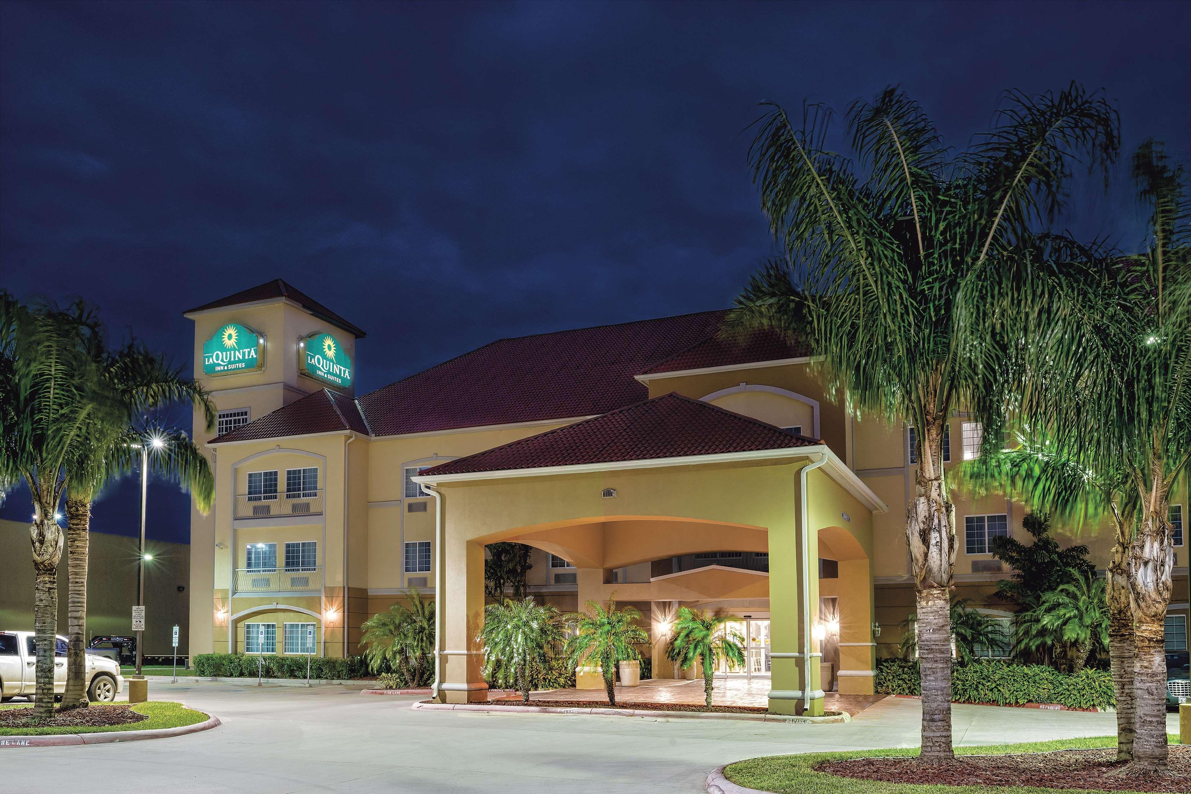 La Quinta Inn & Suites By Wyndham Mercedes Outlet Mall Exterior photo