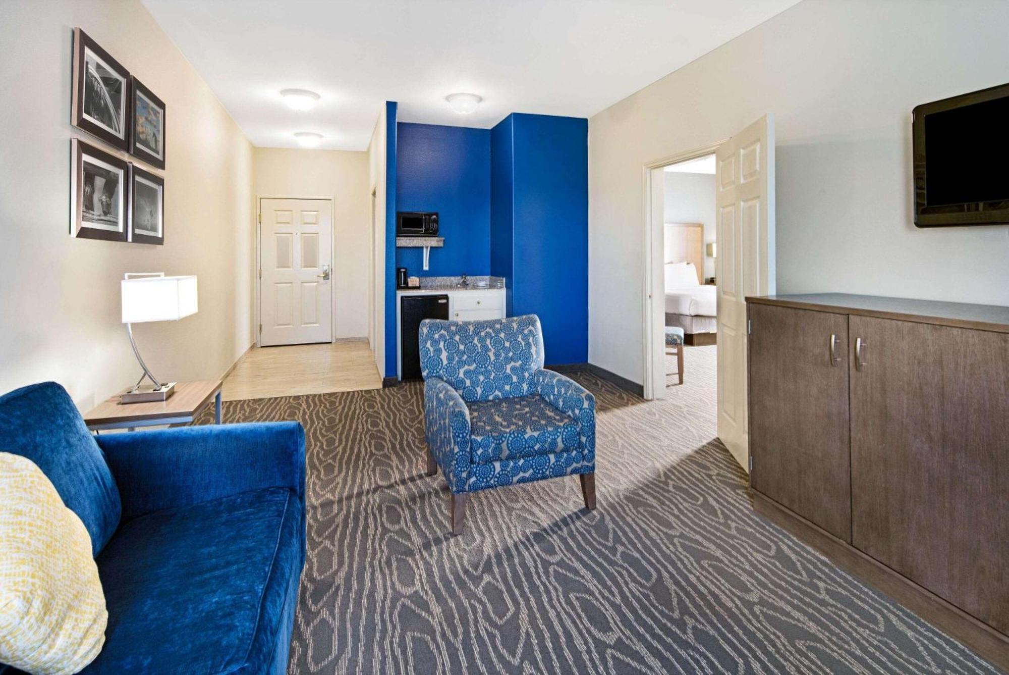 La Quinta Inn & Suites By Wyndham Mercedes Outlet Mall Room photo