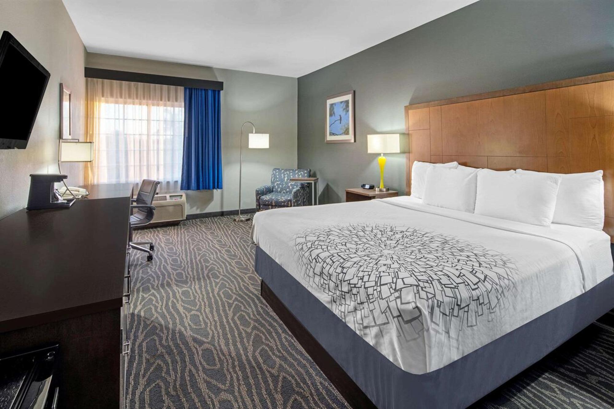 La Quinta Inn & Suites By Wyndham Mercedes Outlet Mall Room photo