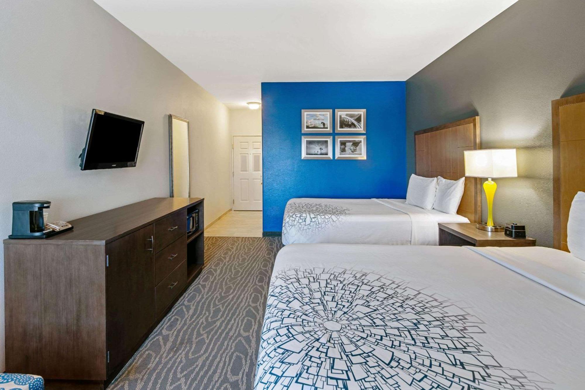 La Quinta Inn & Suites By Wyndham Mercedes Outlet Mall Room photo