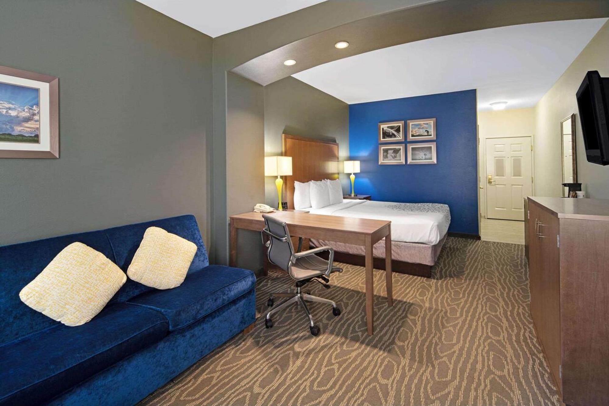 La Quinta Inn & Suites By Wyndham Mercedes Outlet Mall Room photo