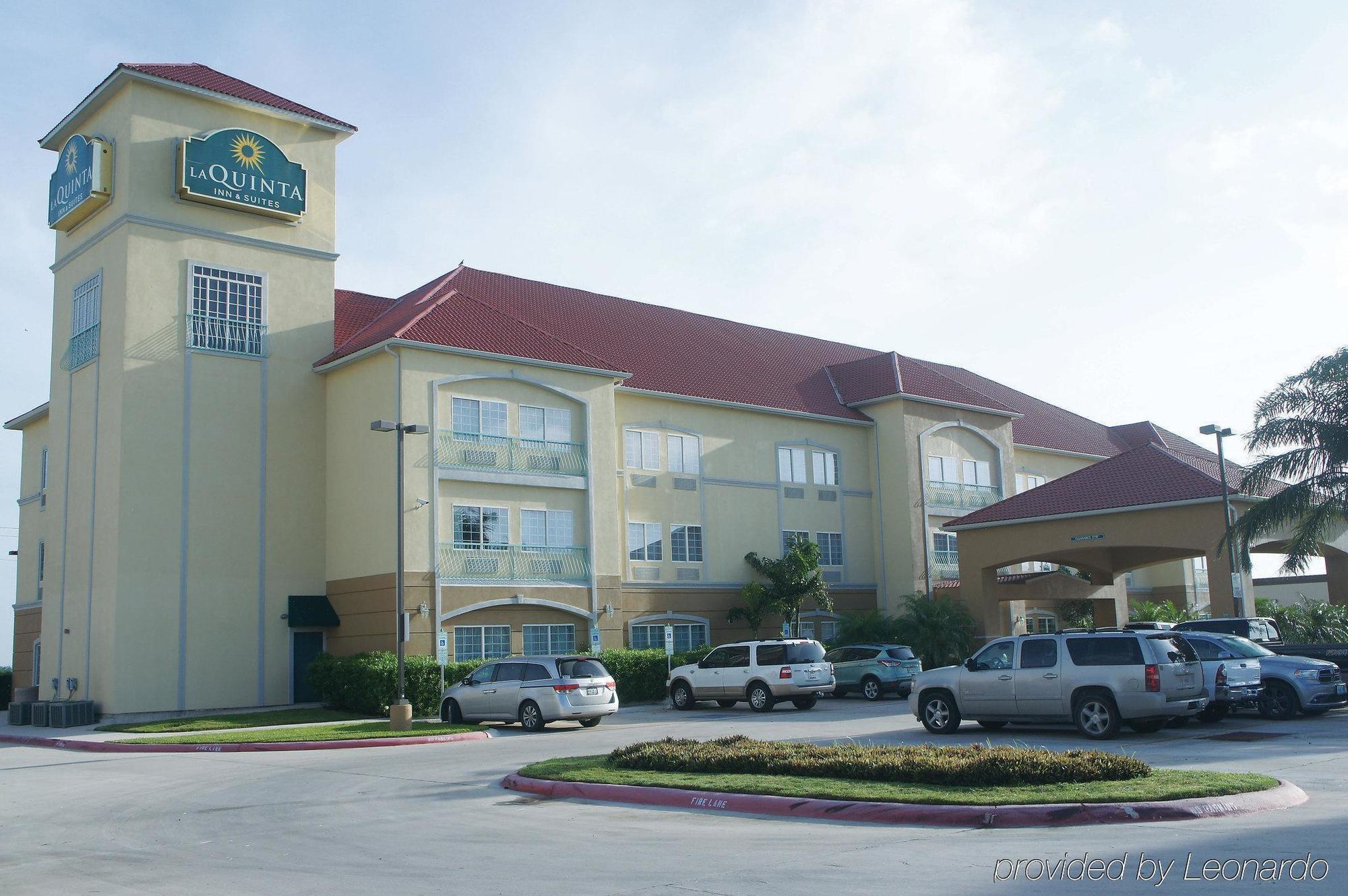 La Quinta Inn & Suites By Wyndham Mercedes Outlet Mall Exterior photo